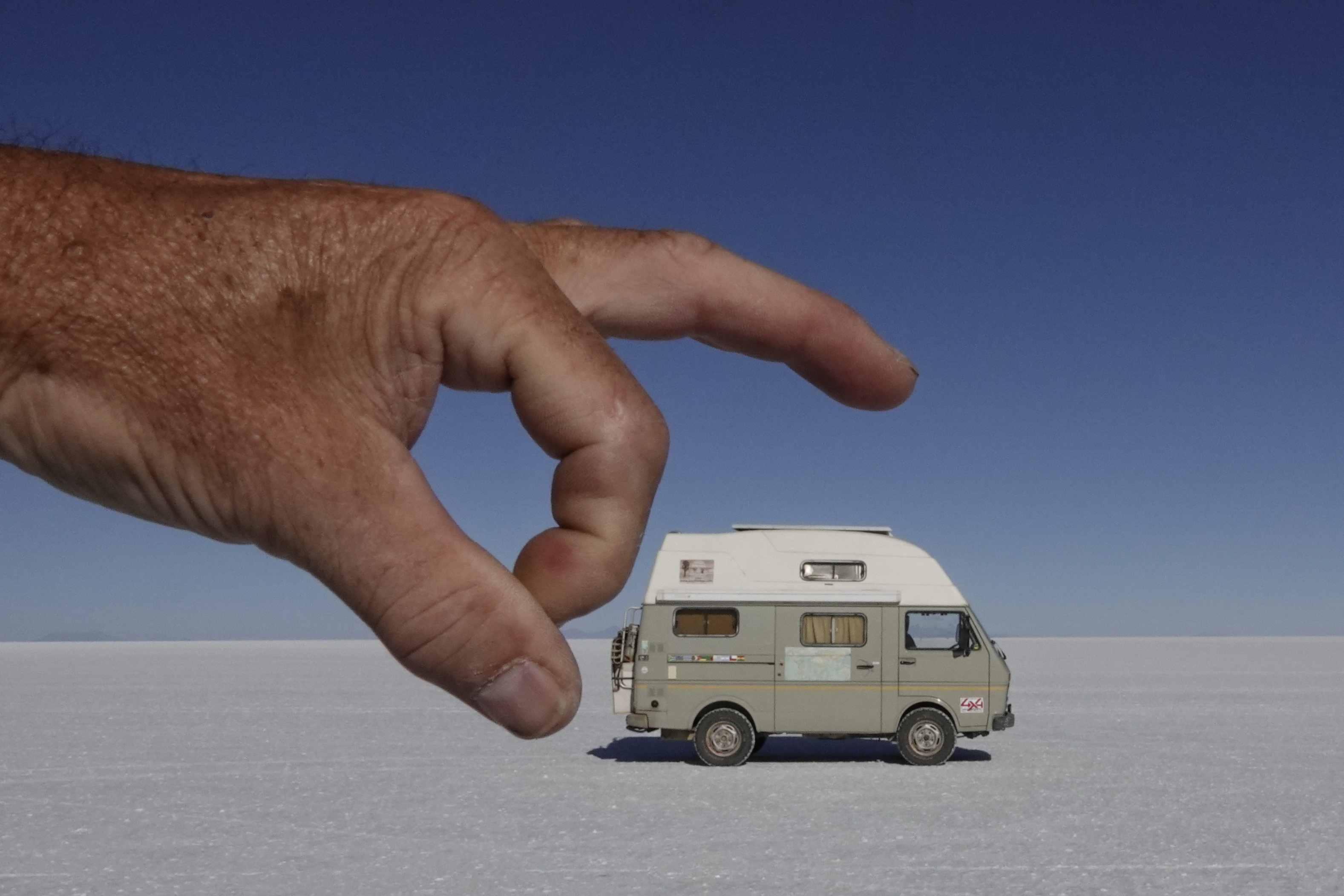 Jeu de perspective avec Oscar sur le salar